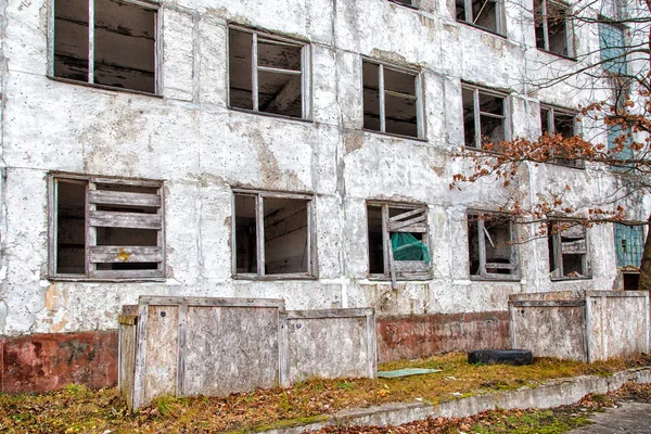 Old abandoned high-rise building — Stock Photo, Image