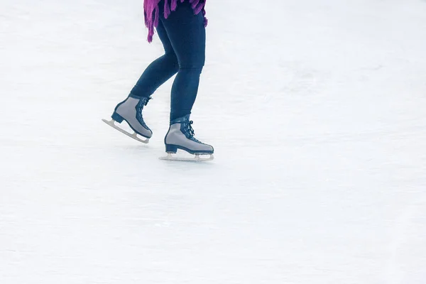 Meisje schaatsen op de ijsbaan — Stockfoto