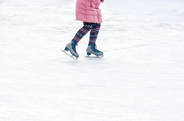 Meisje schaatsen op de ijsbaan — Stockfoto