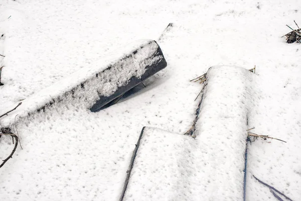 Traviesas de ferrocarril de madera cubiertas de nieve —  Fotos de Stock