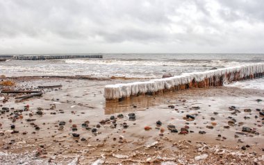 tarafından buz kaplı dalgakıran
