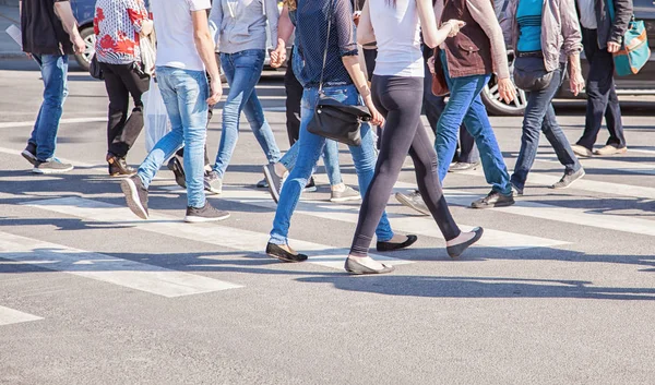 Peatones caminando en un paso de peatones — Foto de Stock