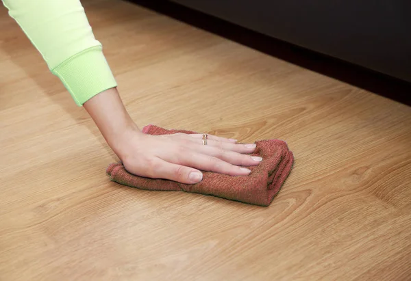 Vrouw hand reinigen van de vloer met een dweil — Stockfoto