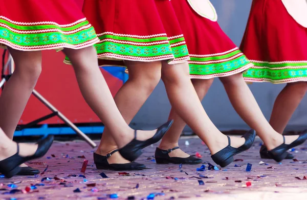 Russian girls in traditional costumes dancing on stage — Stock Photo, Image