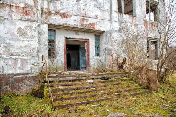 Стара покинута багатоповерхова будівля — стокове фото