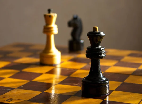 Reina negra y rey blanco en el tablero de ajedrez —  Fotos de Stock