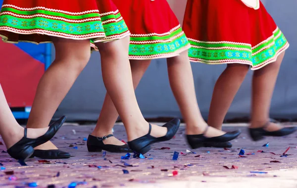 Füße von Mädchen tanzen auf der Bühne — Stockfoto