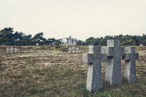 Stenen korsar på gamla kyrkogården — Stockfoto