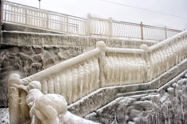 Buz kaplı merdiven sahilde — Stok fotoğraf