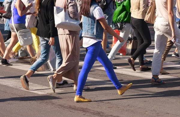 Pernas dos pedestres que cruzam na rua de cidade — Fotografia de Stock