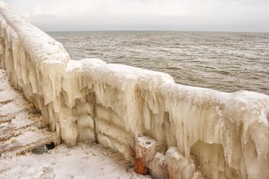 buz kaplı merdiven sahilde