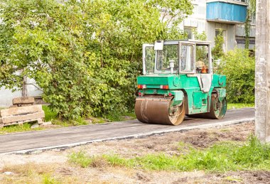 Yeni asfalt kaldırımda haddeleme silindir 