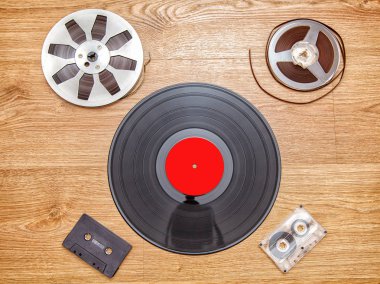 Vinil kaydı cassetes ve makara teyp ile