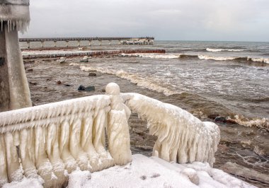 buz kaplı merdiven sahilde