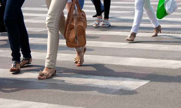 Pernas na travessia de pedestres — Fotografia de Stock