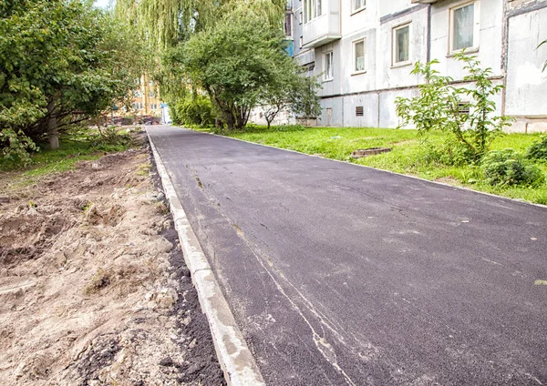 Pavimento coberto com novo asfalto — Fotografia de Stock