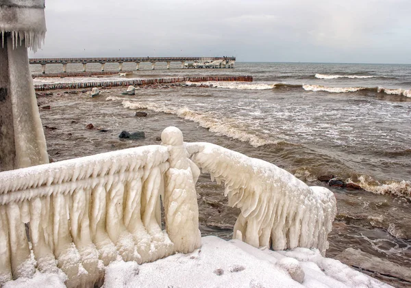 buz kaplı merdiven sahilde