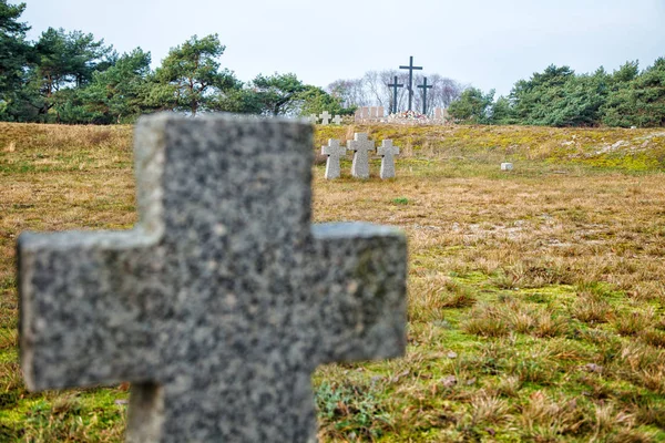 오래 된 묘지에 있는 돌 십자가 — 스톡 사진