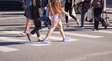 yayalar yaya geçidi üzerinde yürüme