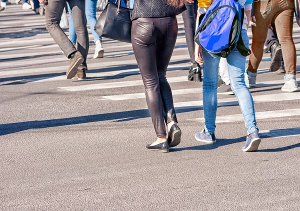 Pedestres caminhando em uma travessia de pedestres — Fotografia de Stock