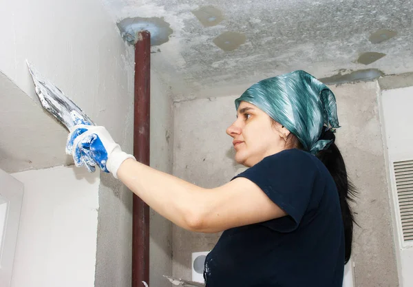 Junge Frau bekommt Gipswand — Stockfoto