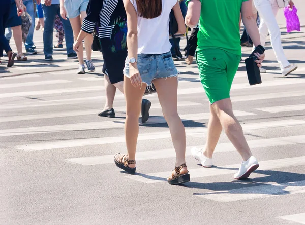 Peatones en un paso de peatones —  Fotos de Stock