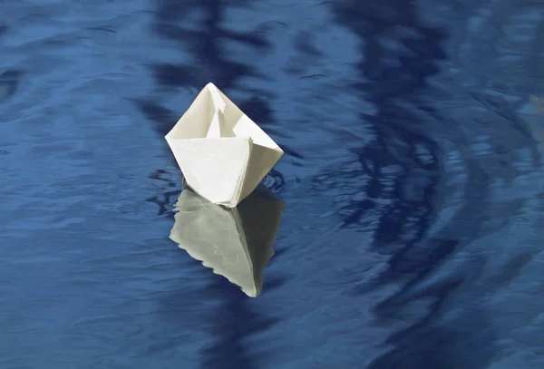 Бумажная лодка, плавающая в ручье — стоковое фото