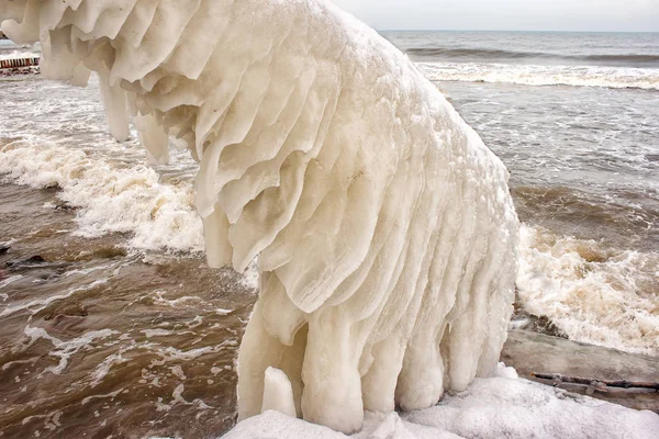 ビーチにある氷の覆われた階段 — ストック写真