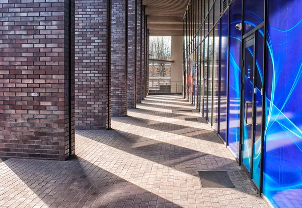 Corridoio di colonne in un edificio moderno — Foto Stock