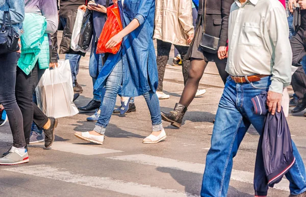 Люди, пересекающие пешеходный переход — стоковое фото