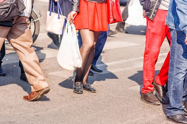 Crossroad with walking pedestrians — Stock Photo, Image