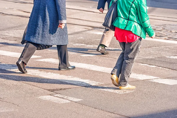 Donne piedi, attraversando una strada urbana — Foto Stock