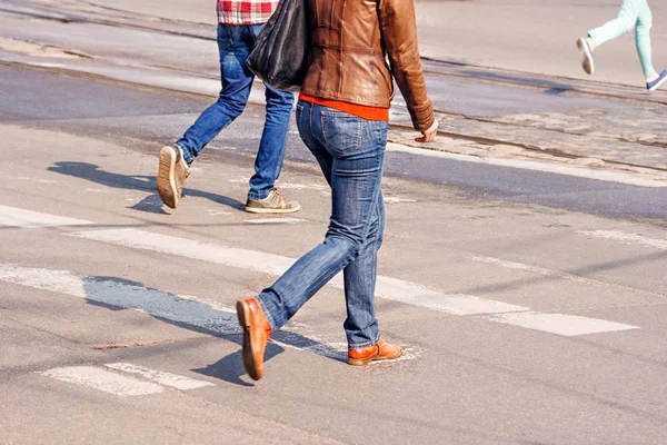 Encruzilhada com pedestres ambulantes — Fotografia de Stock