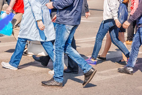 Personas que cruzan el paso peatonal — Foto de Stock