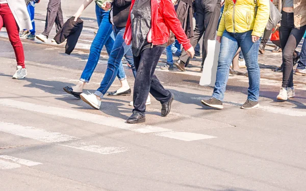 Kaki orang-orang akan di jalan — Stok Foto