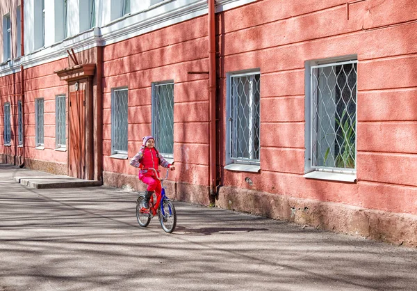 Niña montando una bicicleta —  Fotos de Stock