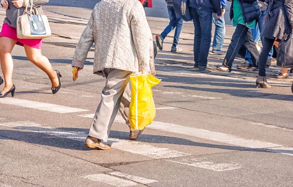 Cruce de caminos con mujeres, pies peatonales — Foto de Stock