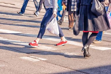 genç kadın ayakları, bir kentsel geçerken