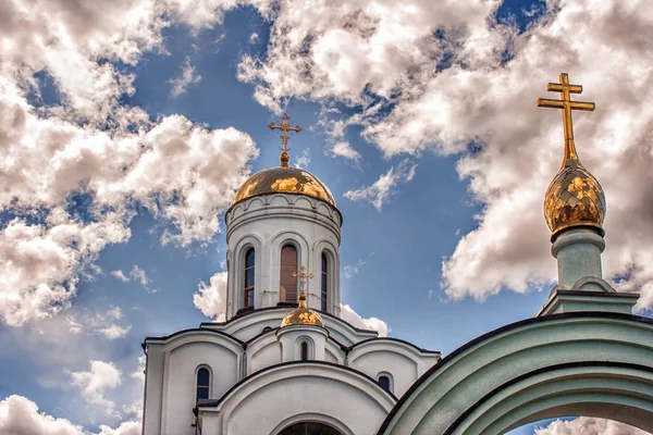 Купол храму на тлі блакитного хмарного неба — стокове фото