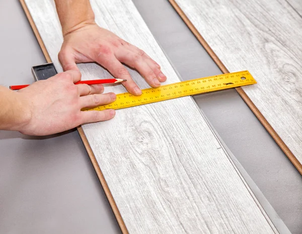 Man laying laminate flooring — Stock Photo, Image