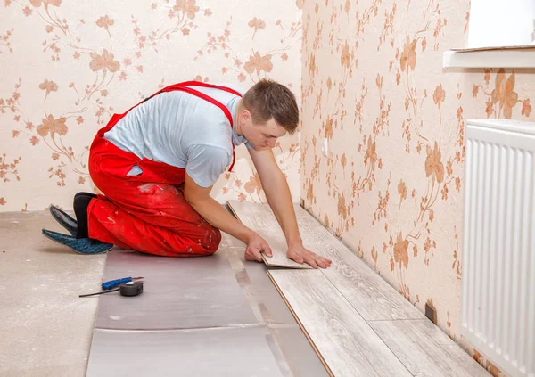 Manitas jóvenes instalando piso de madera — Foto de Stock