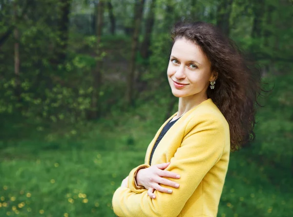 Portrait of a beautiful young woman in the park — Stock Photo, Image