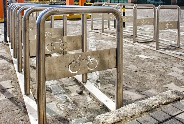 Fahrradabstellplätze in der Stadtstraße — Stockfoto