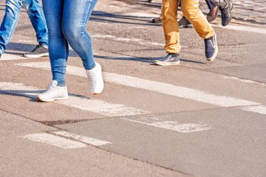 insanlar yaya geçiş kapısı