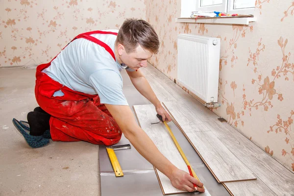 El hombre que pone suelo laminado — Foto de Stock