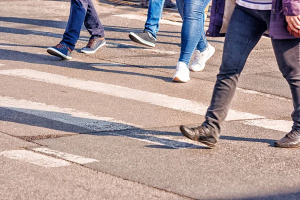 Personas que cruzan el paso peatonal — Foto de Stock