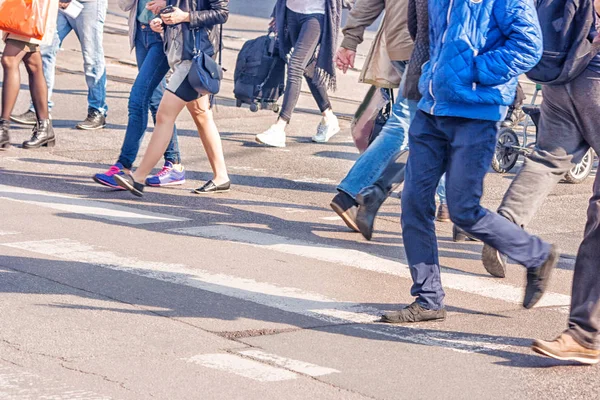 Πόδια των περαστικών στον δρόμο — Φωτογραφία Αρχείου