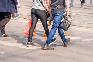 insanlar yaya geçiş kapısı