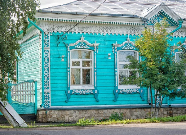 Oude groen houten huis versierd met houtsnijwerk — Stockfoto