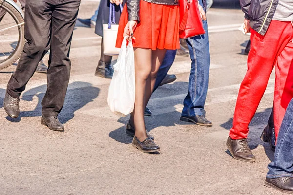 Fötter av de människor som går på gatan — Stockfoto
